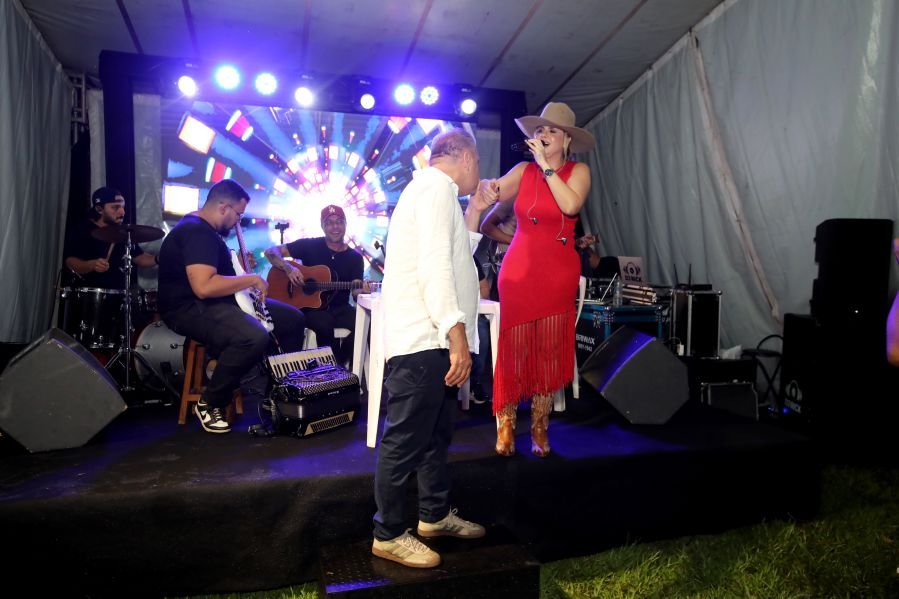 BRINDES AO ANO NOVO – BY JOSÉ AMÉRICO “CASA MACENO/BURITAMA” - Eloisa Mattos