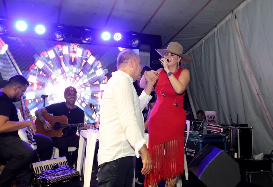 BRINDES AO ANO NOVO – BY JOSÉ AMÉRICO “CASA MACENO/BURITAMA” - Eloisa Mattos