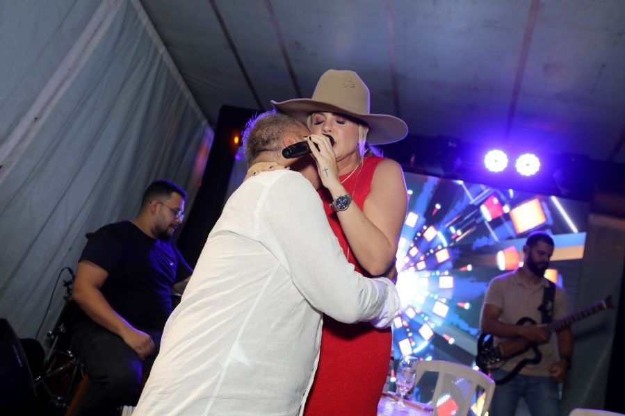 BRINDES AO ANO NOVO – BY JOSÉ AMÉRICO “CASA MACENO/BURITAMA” - Eloisa Mattos