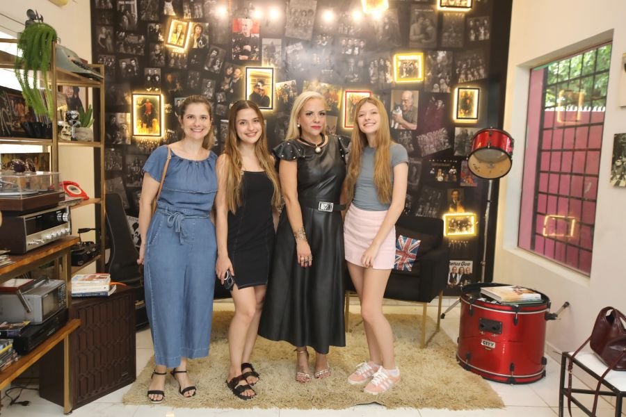 REINAUGURAÇÃO DA CLÍNICA VETERINÁRIA ESPECIALIZADA EM “ONCOLOGIA PET” DRA. JULIANA GABARRON - Eloisa Mattos