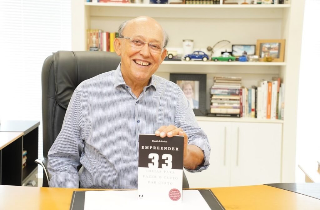 Daniel de Freitas Lança Livro	 Sobre Empreendedorismo	 no Riopreto Shopping