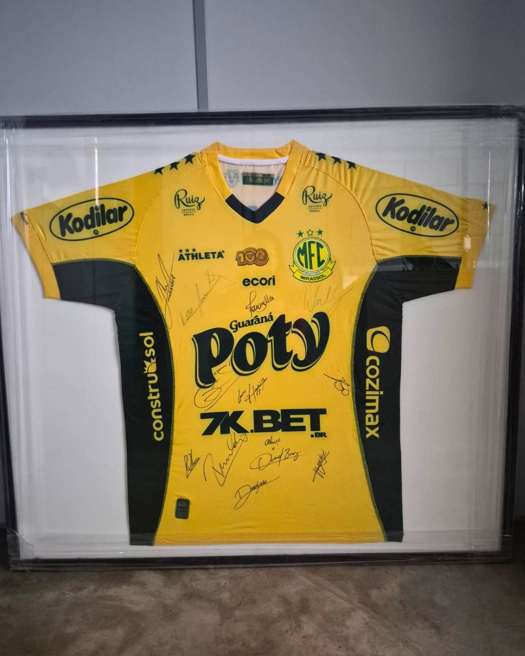 Alarme promove Ação entre Amigos com camiseta oficial do Mirassol FC autografada