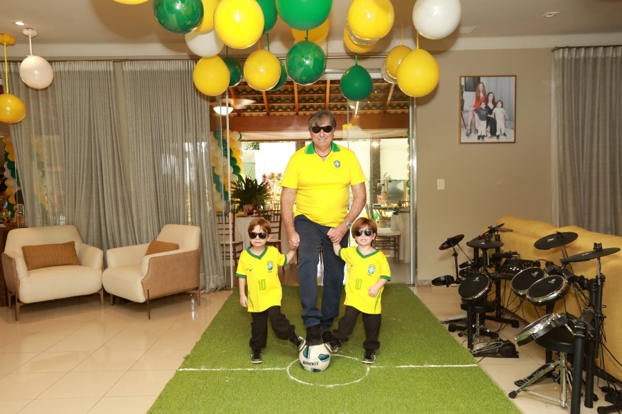 VERDE, AMARELO E MUITA ANIMAÇÃO MARCARAM A COMEMORAÇÃO DOS 66 ANOS DE LUIZ ANTÔNIO CAMPOS. - Eloisa Mattos