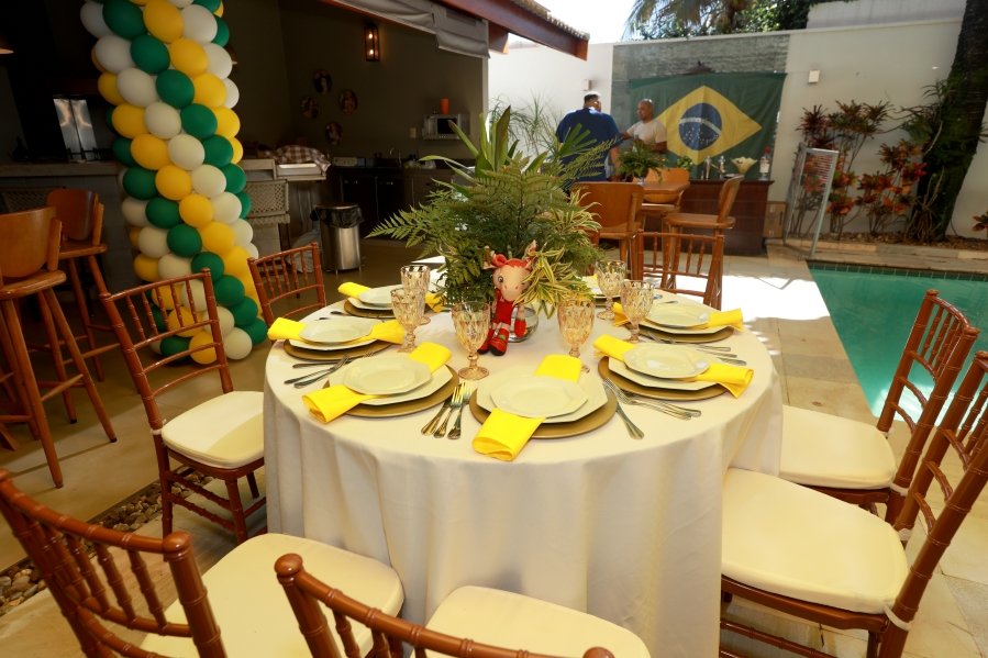 VERDE, AMARELO E MUITA ANIMAÇÃO MARCARAM A COMEMORAÇÃO DOS 66 ANOS DE LUIZ ANTÔNIO CAMPOS. - Eloisa Mattos