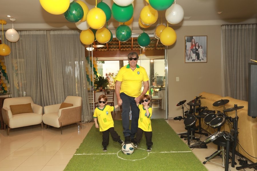 VERDE, AMARELO E MUITA ANIMAÇÃO MARCARAM A COMEMORAÇÃO DOS 66 ANOS DE LUIZ ANTÔNIO CAMPOS. - Eloisa Mattos