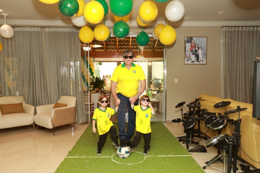 VERDE, AMARELO E MUITA ANIMAÇÃO MARCARAM A COMEMORAÇÃO DOS 66 ANOS DE LUIZ ANTÔNIO CAMPOS. - Eloisa Mattos