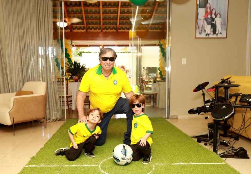 VERDE, AMARELO E MUITA ANIMAÇÃO MARCARAM A COMEMORAÇÃO DOS 66 ANOS DE LUIZ ANTÔNIO CAMPOS. - Eloisa Mattos