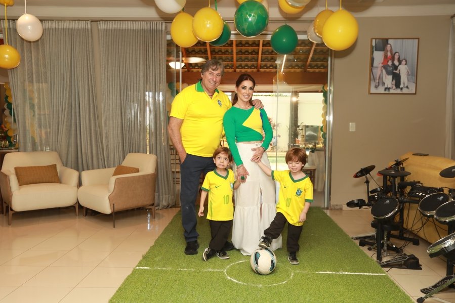VERDE, AMARELO E MUITA ANIMAÇÃO MARCARAM A COMEMORAÇÃO DOS 66 ANOS DE LUIZ ANTÔNIO CAMPOS. - Eloisa Mattos
