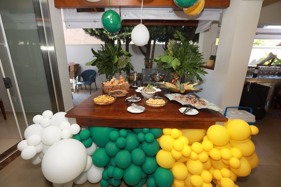 VERDE, AMARELO E MUITA ANIMAÇÃO MARCARAM A COMEMORAÇÃO DOS 66 ANOS DE LUIZ ANTÔNIO CAMPOS. - Eloisa Mattos