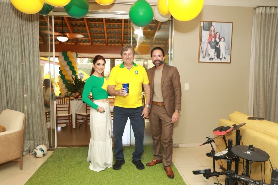 VERDE, AMARELO E MUITA ANIMAÇÃO MARCARAM A COMEMORAÇÃO DOS 66 ANOS DE LUIZ ANTÔNIO CAMPOS. - Eloisa Mattos