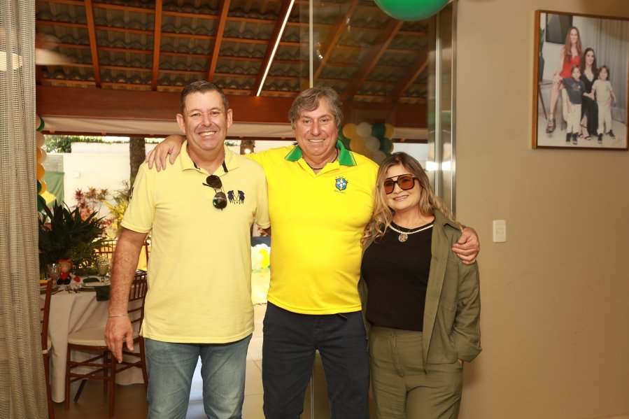 VERDE, AMARELO E MUITA ANIMAÇÃO MARCARAM A COMEMORAÇÃO DOS 66 ANOS DE LUIZ ANTÔNIO CAMPOS. - Eloisa Mattos