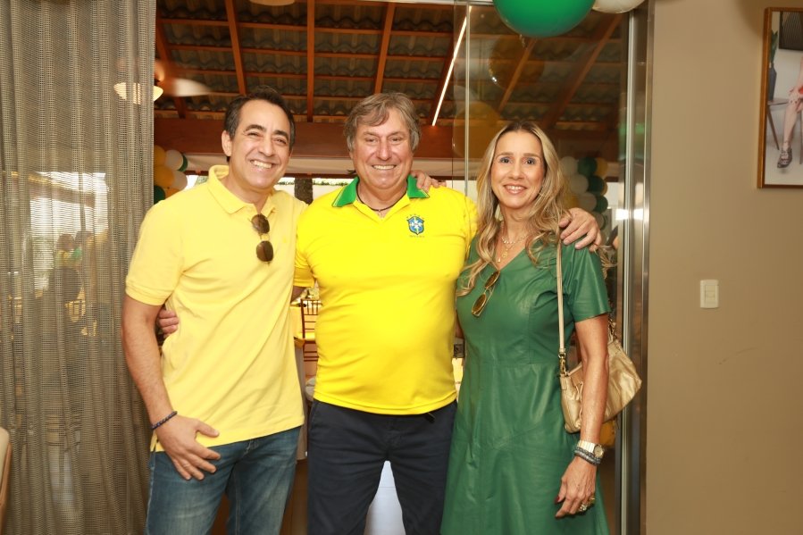 VERDE, AMARELO E MUITA ANIMAÇÃO MARCARAM A COMEMORAÇÃO DOS 66 ANOS DE LUIZ ANTÔNIO CAMPOS. - Eloisa Mattos
