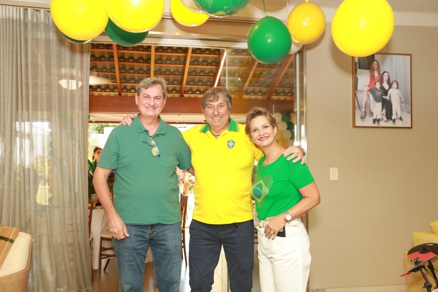 VERDE, AMARELO E MUITA ANIMAÇÃO MARCARAM A COMEMORAÇÃO DOS 66 ANOS DE LUIZ ANTÔNIO CAMPOS. - Eloisa Mattos