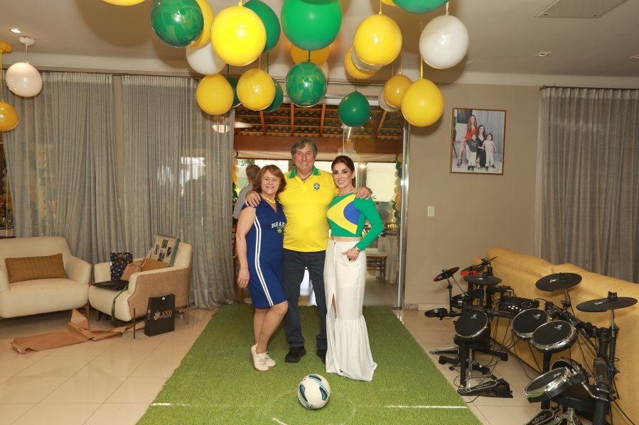 VERDE, AMARELO E MUITA ANIMAÇÃO MARCARAM A COMEMORAÇÃO DOS 66 ANOS DE LUIZ ANTÔNIO CAMPOS. - Eloisa Mattos