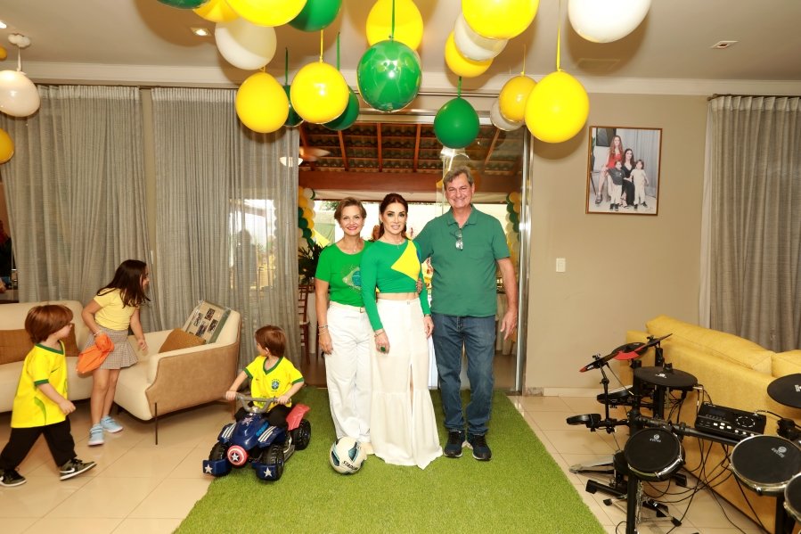 VERDE, AMARELO E MUITA ANIMAÇÃO MARCARAM A COMEMORAÇÃO DOS 66 ANOS DE LUIZ ANTÔNIO CAMPOS. - Eloisa Mattos