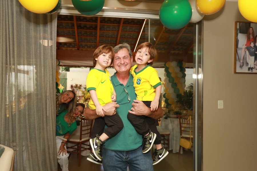 VERDE, AMARELO E MUITA ANIMAÇÃO MARCARAM A COMEMORAÇÃO DOS 66 ANOS DE LUIZ ANTÔNIO CAMPOS. - Eloisa Mattos