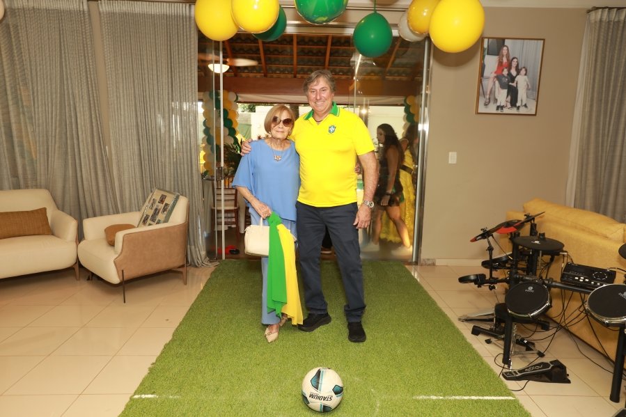 VERDE, AMARELO E MUITA ANIMAÇÃO MARCARAM A COMEMORAÇÃO DOS 66 ANOS DE LUIZ ANTÔNIO CAMPOS. - Eloisa Mattos