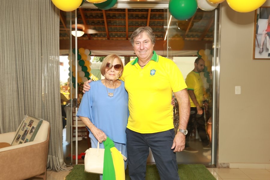 VERDE, AMARELO E MUITA ANIMAÇÃO MARCARAM A COMEMORAÇÃO DOS 66 ANOS DE LUIZ ANTÔNIO CAMPOS. - Eloisa Mattos