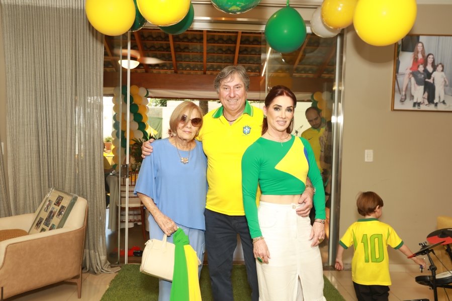 VERDE, AMARELO E MUITA ANIMAÇÃO MARCARAM A COMEMORAÇÃO DOS 66 ANOS DE LUIZ ANTÔNIO CAMPOS. - Eloisa Mattos