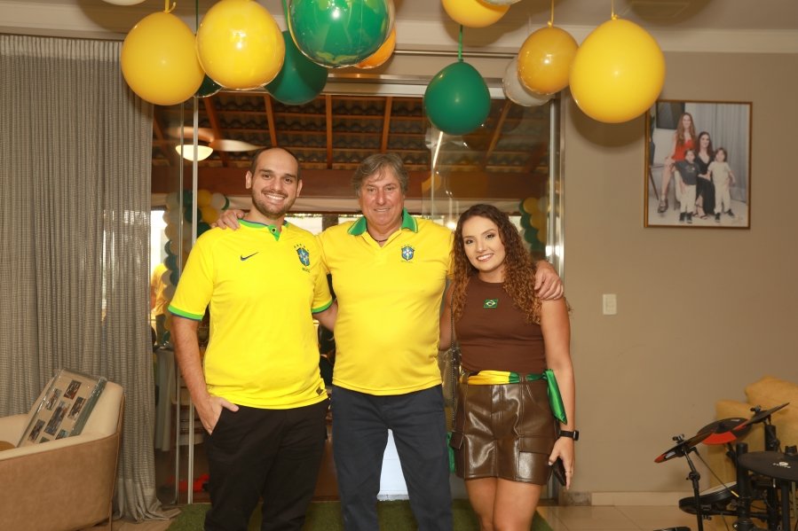 VERDE, AMARELO E MUITA ANIMAÇÃO MARCARAM A COMEMORAÇÃO DOS 66 ANOS DE LUIZ ANTÔNIO CAMPOS. - Eloisa Mattos