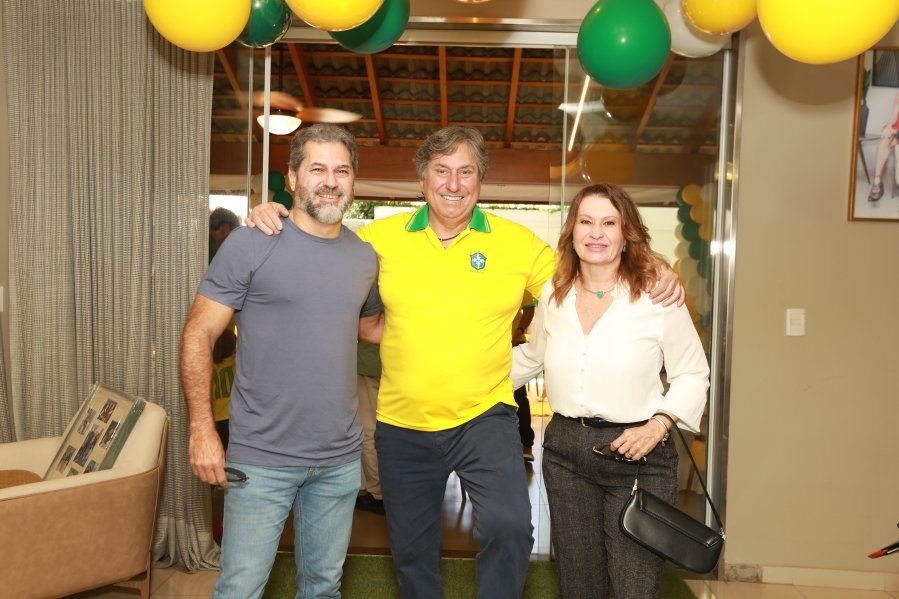 VERDE, AMARELO E MUITA ANIMAÇÃO MARCARAM A COMEMORAÇÃO DOS 66 ANOS DE LUIZ ANTÔNIO CAMPOS. - Eloisa Mattos