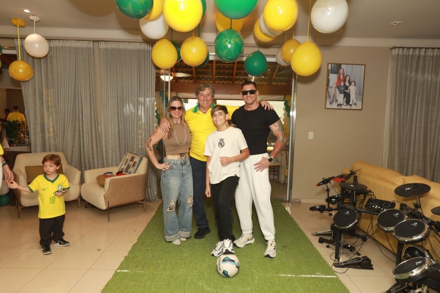 VERDE, AMARELO E MUITA ANIMAÇÃO MARCARAM A COMEMORAÇÃO DOS 66 ANOS DE LUIZ ANTÔNIO CAMPOS. - Eloisa Mattos