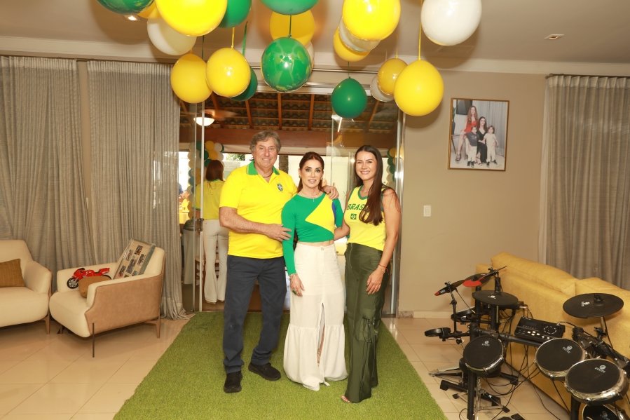 VERDE, AMARELO E MUITA ANIMAÇÃO MARCARAM A COMEMORAÇÃO DOS 66 ANOS DE LUIZ ANTÔNIO CAMPOS. - Eloisa Mattos