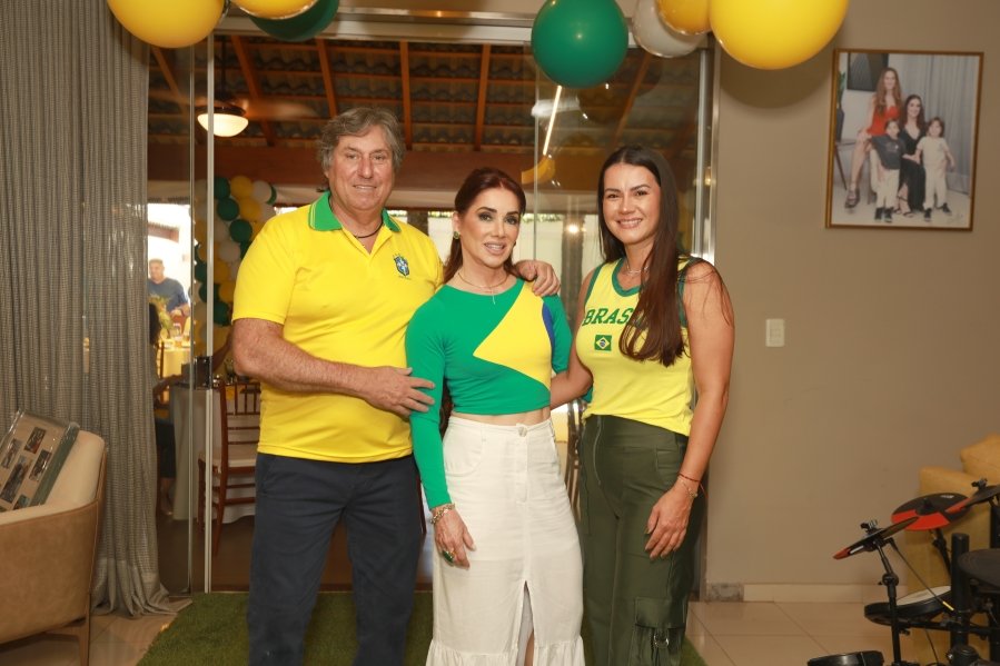 VERDE, AMARELO E MUITA ANIMAÇÃO MARCARAM A COMEMORAÇÃO DOS 66 ANOS DE LUIZ ANTÔNIO CAMPOS. - Eloisa Mattos