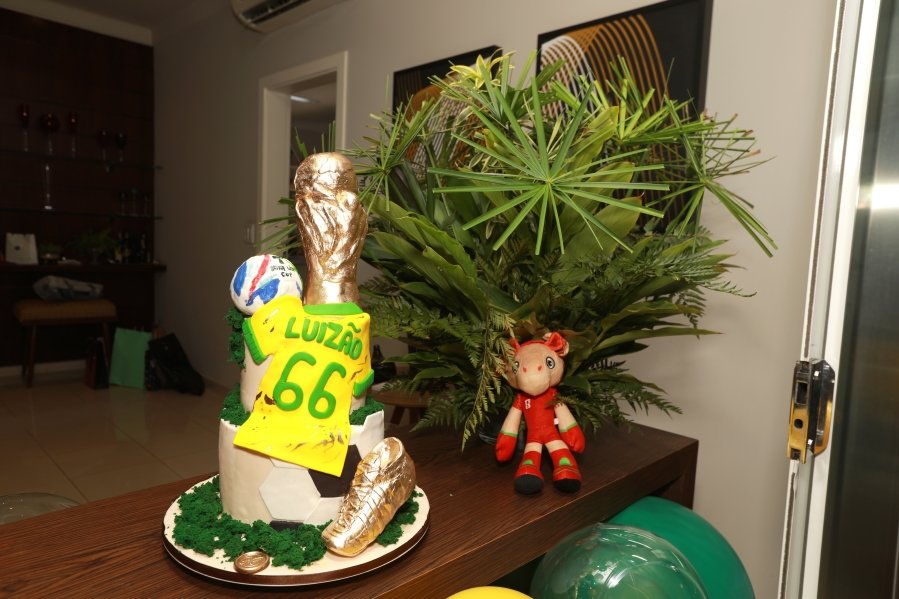VERDE, AMARELO E MUITA ANIMAÇÃO MARCARAM A COMEMORAÇÃO DOS 66 ANOS DE LUIZ ANTÔNIO CAMPOS. - Eloisa Mattos