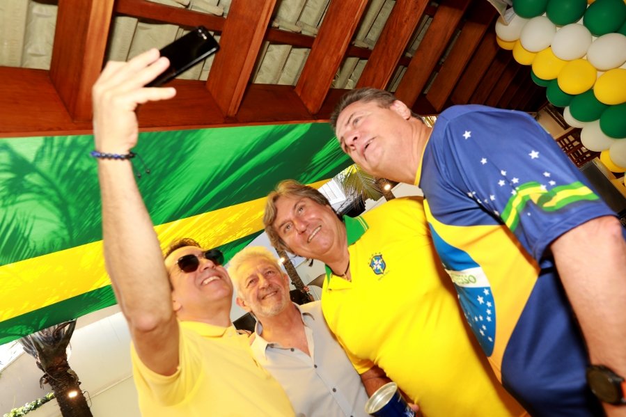 VERDE, AMARELO E MUITA ANIMAÇÃO MARCARAM A COMEMORAÇÃO DOS 66 ANOS DE LUIZ ANTÔNIO CAMPOS. - Eloisa Mattos