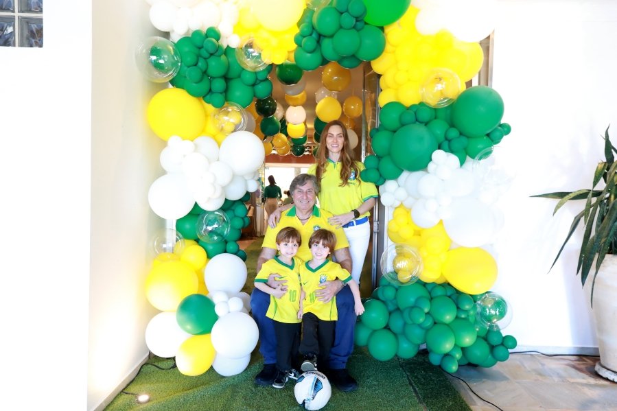 VERDE, AMARELO E MUITA ANIMAÇÃO MARCARAM A COMEMORAÇÃO DOS 66 ANOS DE LUIZ ANTÔNIO CAMPOS. - Eloisa Mattos