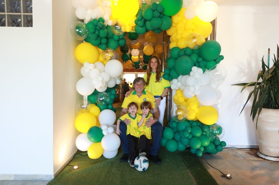 VERDE, AMARELO E MUITA ANIMAÇÃO MARCARAM A COMEMORAÇÃO DOS 66 ANOS DE LUIZ ANTÔNIO CAMPOS. - Eloisa Mattos