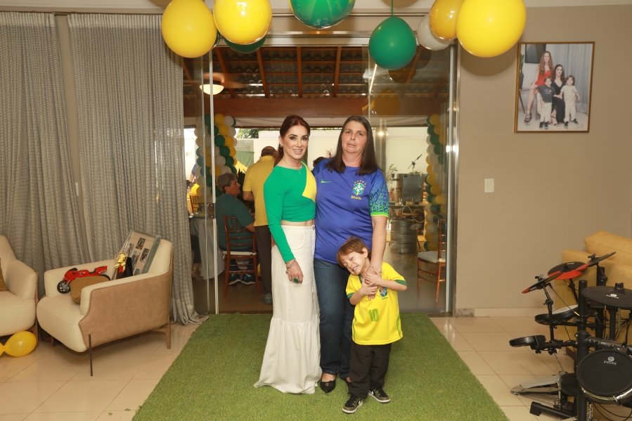 VERDE, AMARELO E MUITA ANIMAÇÃO MARCARAM A COMEMORAÇÃO DOS 66 ANOS DE LUIZ ANTÔNIO CAMPOS. - Eloisa Mattos