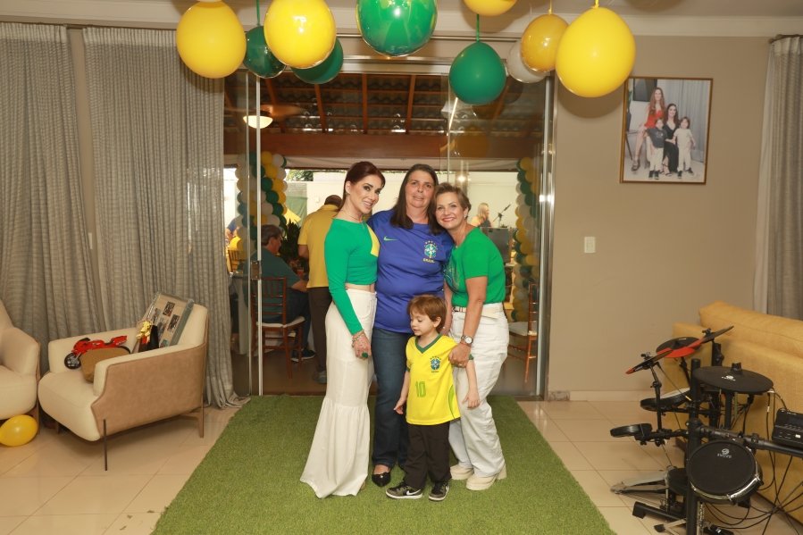VERDE, AMARELO E MUITA ANIMAÇÃO MARCARAM A COMEMORAÇÃO DOS 66 ANOS DE LUIZ ANTÔNIO CAMPOS. - Eloisa Mattos