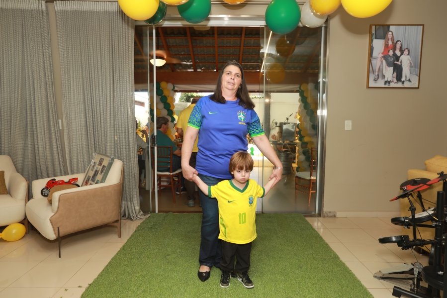 VERDE, AMARELO E MUITA ANIMAÇÃO MARCARAM A COMEMORAÇÃO DOS 66 ANOS DE LUIZ ANTÔNIO CAMPOS. - Eloisa Mattos