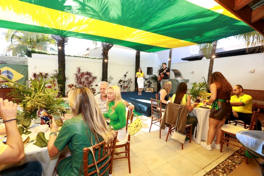 VERDE, AMARELO E MUITA ANIMAÇÃO MARCARAM A COMEMORAÇÃO DOS 66 ANOS DE LUIZ ANTÔNIO CAMPOS. - Eloisa Mattos