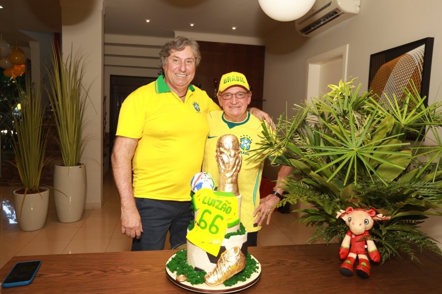 VERDE, AMARELO E MUITA ANIMAÇÃO MARCARAM A COMEMORAÇÃO DOS 66 ANOS DE LUIZ ANTÔNIO CAMPOS. - Eloisa Mattos