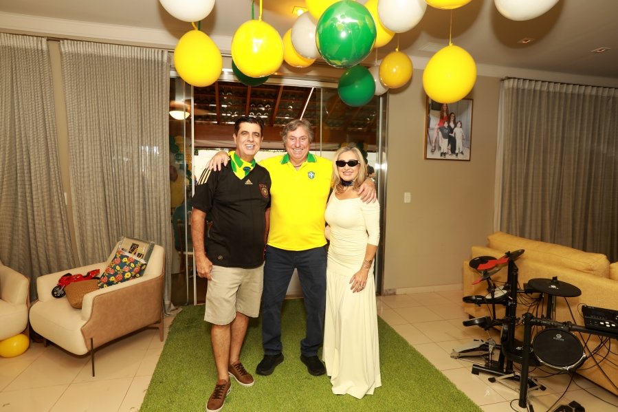 VERDE, AMARELO E MUITA ANIMAÇÃO MARCARAM A COMEMORAÇÃO DOS 66 ANOS DE LUIZ ANTÔNIO CAMPOS. - Eloisa Mattos
