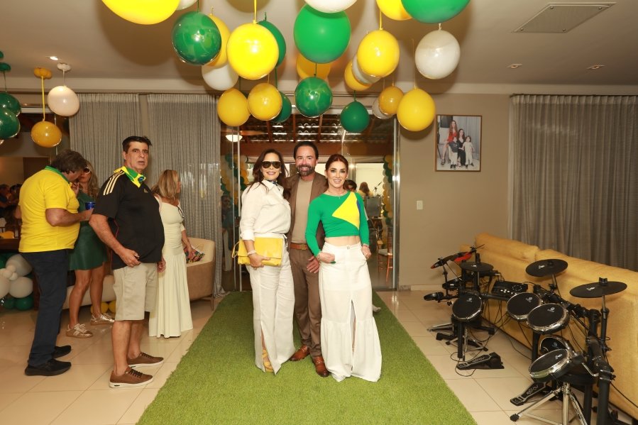 VERDE, AMARELO E MUITA ANIMAÇÃO MARCARAM A COMEMORAÇÃO DOS 66 ANOS DE LUIZ ANTÔNIO CAMPOS. - Eloisa Mattos