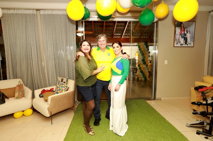 VERDE, AMARELO E MUITA ANIMAÇÃO MARCARAM A COMEMORAÇÃO DOS 66 ANOS DE LUIZ ANTÔNIO CAMPOS. - Eloisa Mattos