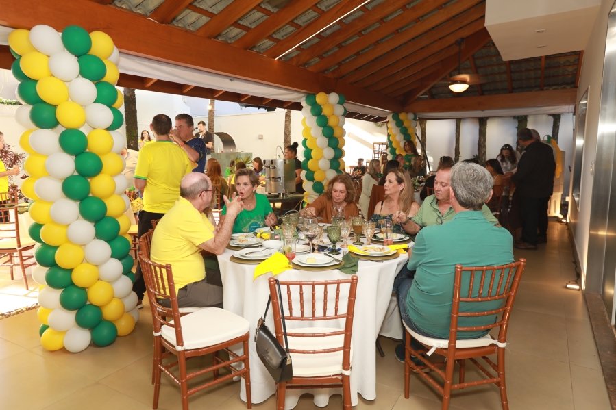 VERDE, AMARELO E MUITA ANIMAÇÃO MARCARAM A COMEMORAÇÃO DOS 66 ANOS DE LUIZ ANTÔNIO CAMPOS. - Eloisa Mattos