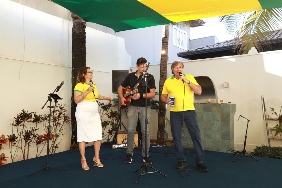 VERDE, AMARELO E MUITA ANIMAÇÃO MARCARAM A COMEMORAÇÃO DOS 66 ANOS DE LUIZ ANTÔNIO CAMPOS. - Eloisa Mattos