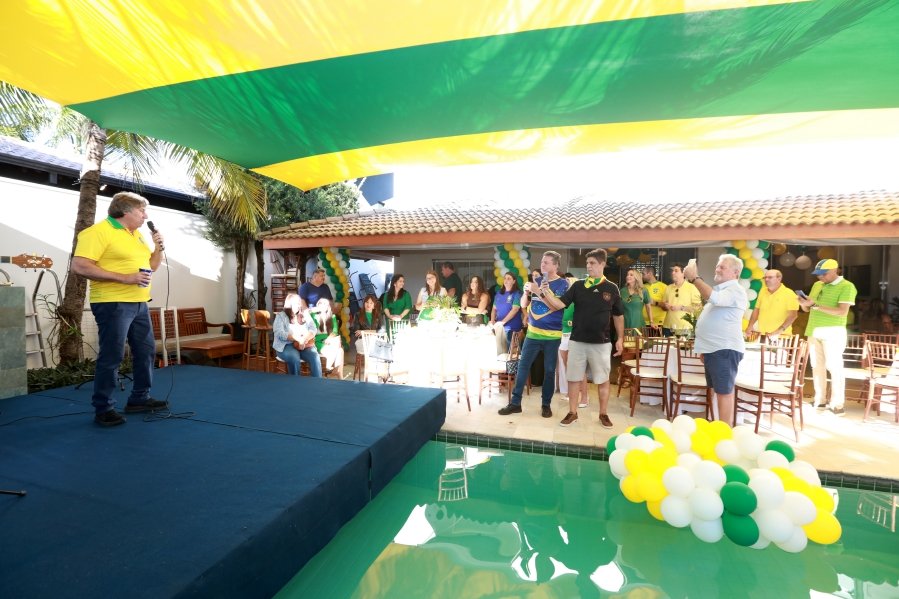 VERDE, AMARELO E MUITA ANIMAÇÃO MARCARAM A COMEMORAÇÃO DOS 66 ANOS DE LUIZ ANTÔNIO CAMPOS. - Eloisa Mattos