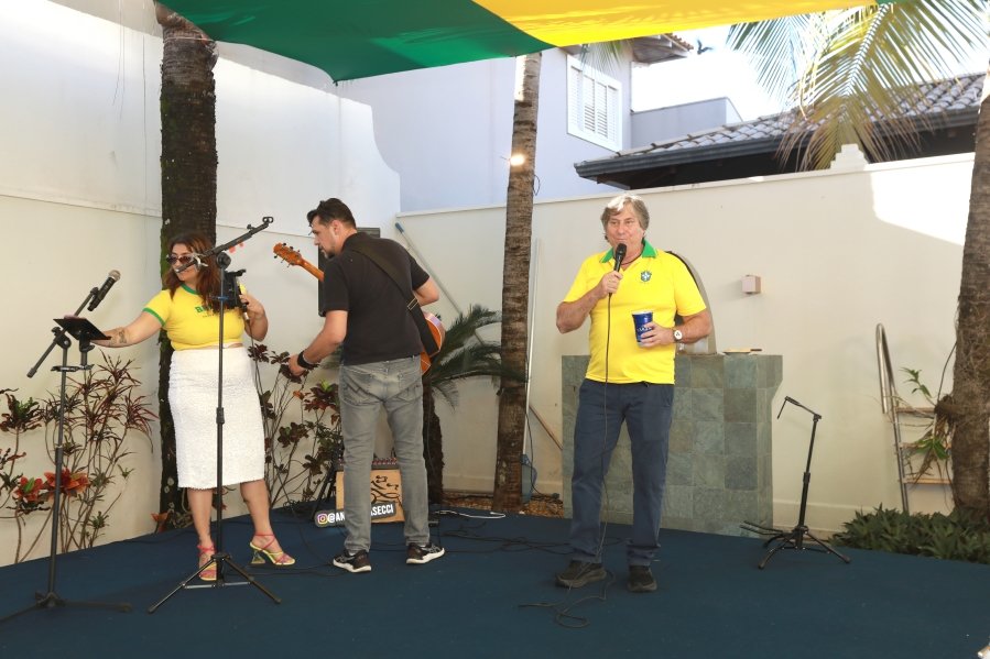 VERDE, AMARELO E MUITA ANIMAÇÃO MARCARAM A COMEMORAÇÃO DOS 66 ANOS DE LUIZ ANTÔNIO CAMPOS. - Eloisa Mattos