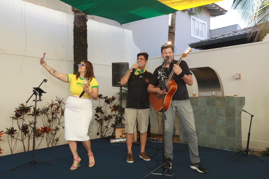 VERDE, AMARELO E MUITA ANIMAÇÃO MARCARAM A COMEMORAÇÃO DOS 66 ANOS DE LUIZ ANTÔNIO CAMPOS. - Eloisa Mattos