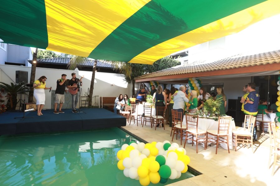 VERDE, AMARELO E MUITA ANIMAÇÃO MARCARAM A COMEMORAÇÃO DOS 66 ANOS DE LUIZ ANTÔNIO CAMPOS. - Eloisa Mattos