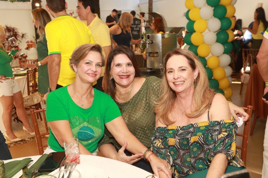 VERDE, AMARELO E MUITA ANIMAÇÃO MARCARAM A COMEMORAÇÃO DOS 66 ANOS DE LUIZ ANTÔNIO CAMPOS. - Eloisa Mattos