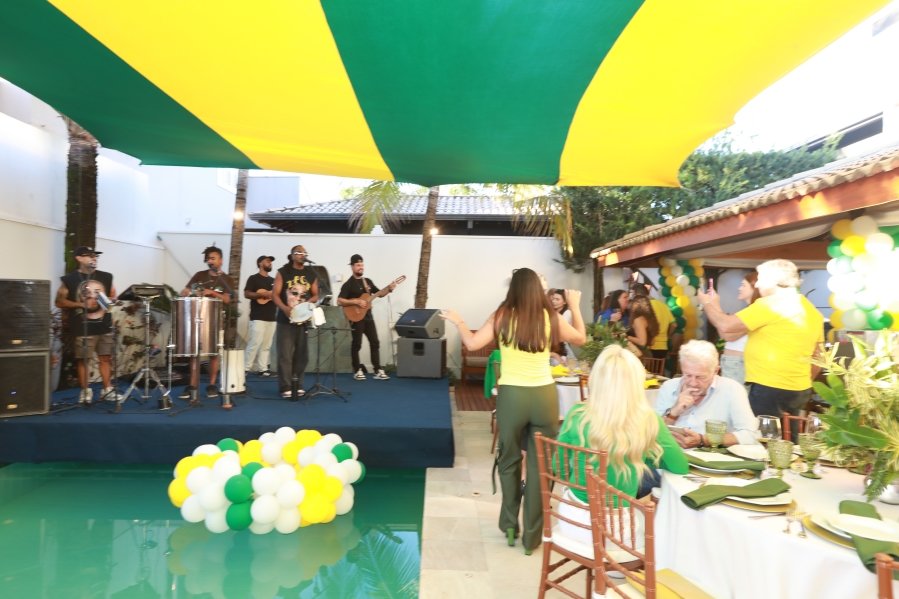 VERDE, AMARELO E MUITA ANIMAÇÃO MARCARAM A COMEMORAÇÃO DOS 66 ANOS DE LUIZ ANTÔNIO CAMPOS. - Eloisa Mattos