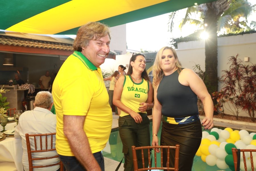 VERDE, AMARELO E MUITA ANIMAÇÃO MARCARAM A COMEMORAÇÃO DOS 66 ANOS DE LUIZ ANTÔNIO CAMPOS. - Eloisa Mattos