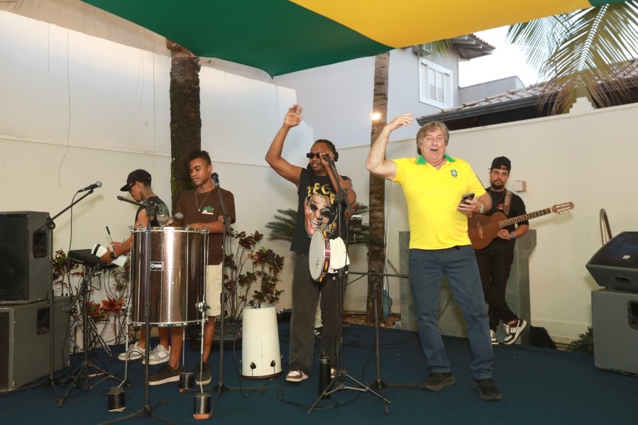 VERDE, AMARELO E MUITA ANIMAÇÃO MARCARAM A COMEMORAÇÃO DOS 66 ANOS DE LUIZ ANTÔNIO CAMPOS. - Eloisa Mattos